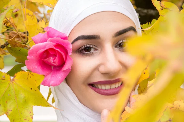 Beutiful flicka med hijab poserar — Stockfoto