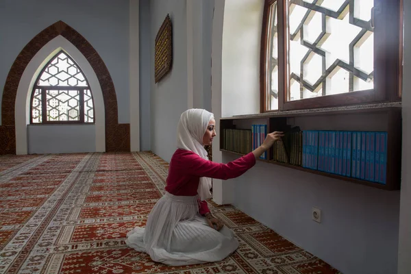 Menina com hijab lendo Corão e orando — Fotografia de Stock