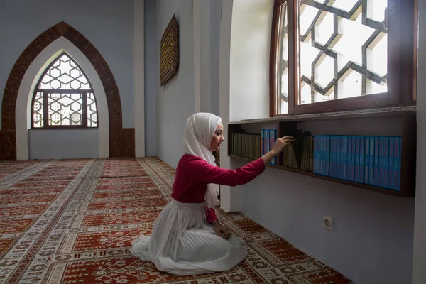 Kur'an okuma ve dua hijab kız