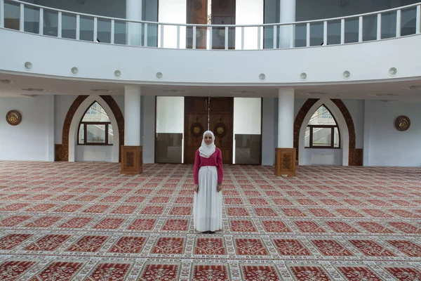 Kur'an okuma ve dua hijab kız — Stok fotoğraf