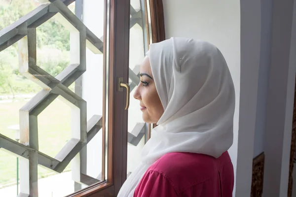 Mädchen mit Hijab liest Koran und betet — Stockfoto