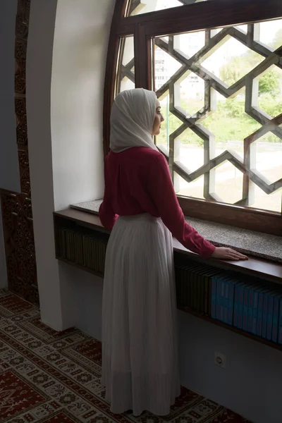 Menina com hijab lendo Corão e orando — Fotografia de Stock