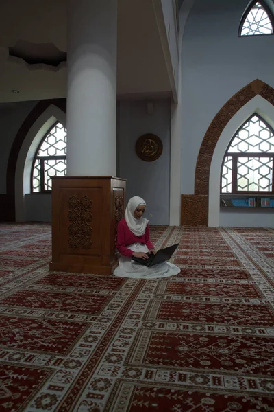 Красивая девушка с хиджабом, молящаяся — стоковое фото