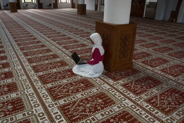 Beutiful lány hidzsáb, imádkozó — Stock Fotó
