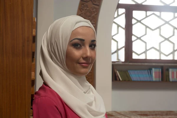 Beutiful meisje met hijab, Praying — Stockfoto