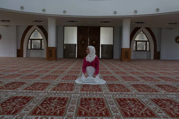 Menina bonita com hijab, rezando — Fotografia de Stock
