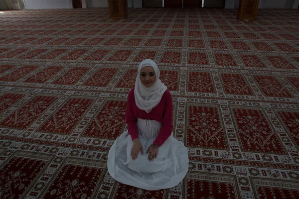 Beutiful kız hijab, dua eden — Stok fotoğraf