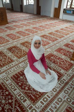 Müslüman kadın camide namaz kılıyor.