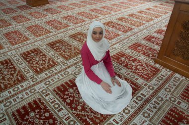 Müslüman kadın camide namaz kılıyor.