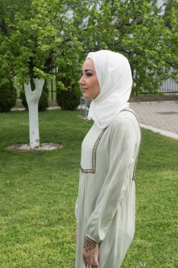 Müslüman kadın camide namaz kılıyor.