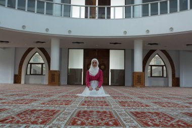 Müslüman kadın camide namaz kılıyor.