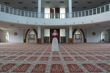 Müslüman kadın camide namaz kılıyor.