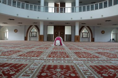 Müslüman kadın camide namaz kılıyor.
