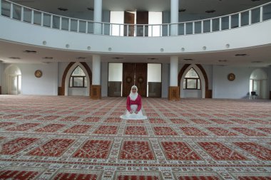 Müslüman kadın camide namaz kılıyor.