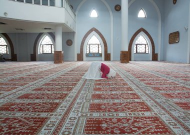 Müslüman kadın camide namaz kılıyor.