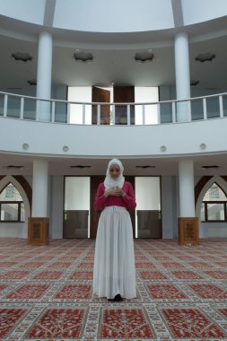 Müslüman kadın camide namaz kılıyor.