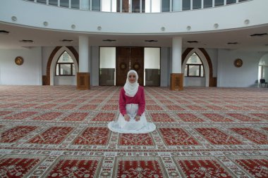 Müslüman kadın camide namaz kılıyor.