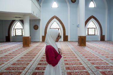 Müslüman kadın camide namaz kılıyor.