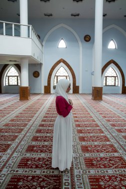 Müslüman kadın camide namaz kılıyor.