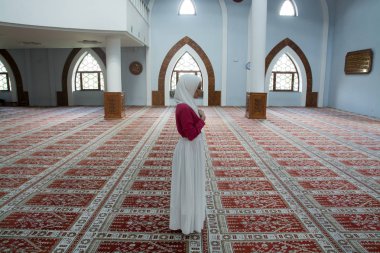 Müslüman kadın camide namaz kılıyor.