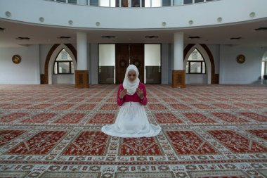 Müslüman kadın camide namaz kılıyor.