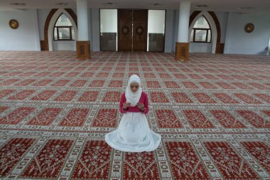 Müslüman kadın camide namaz kılıyor.