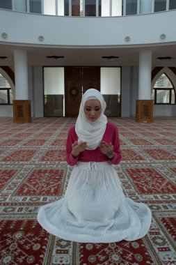 Müslüman kadın camide namaz kılıyor.