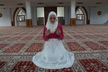 Müslüman kadın camide namaz kılıyor.