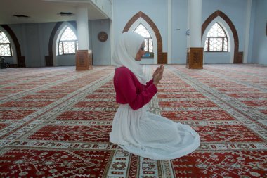 Müslüman kadın camide namaz kılıyor.