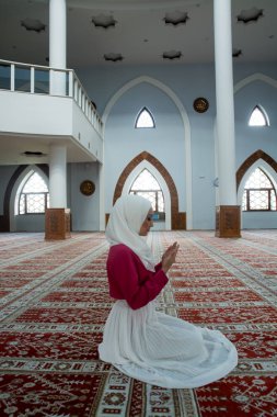 Müslüman kadın camide namaz kılıyor.