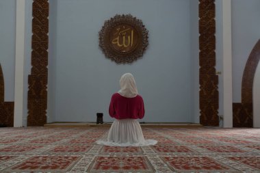 Müslüman kadın camide namaz kılıyor.