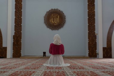Müslüman kadın camide namaz kılıyor.
