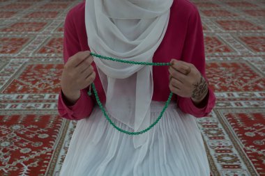 Müslüman kadın camide namaz kılıyor.