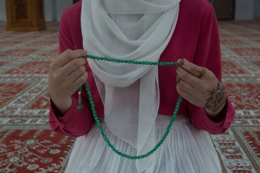 Müslüman kadın camide namaz kılıyor.