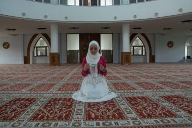 Müslüman kadın camide namaz kılıyor.