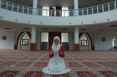 Müslüman kadın camide namaz kılıyor.