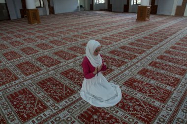 Müslüman kadın camide namaz kılıyor.