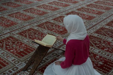 Cami okuma Kur'an Müslüman kadın