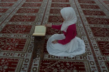 Cami okuma Kur'an Müslüman kadın