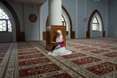 Cami okuma Kur'an Müslüman kadın