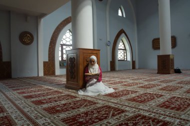 Cami okuma Kur'an Müslüman kadın
