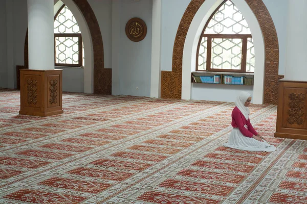 Υπέροχο κορίτσι με μαντίλα, προσεύχεται — Φωτογραφία Αρχείου
