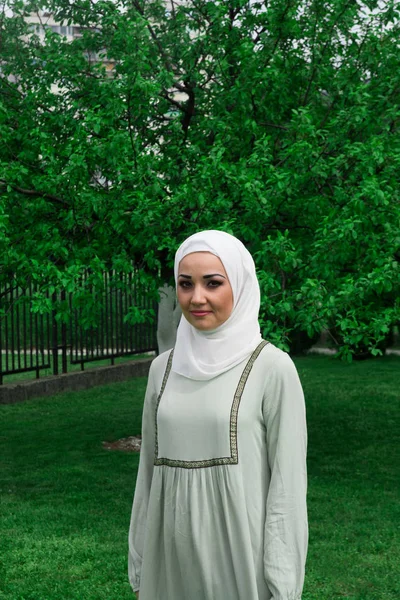 Muslimsk kvinna som ber i moskén — Stockfoto