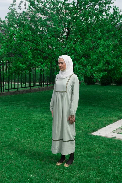 Müslüman kadın camide namaz kılıyor.