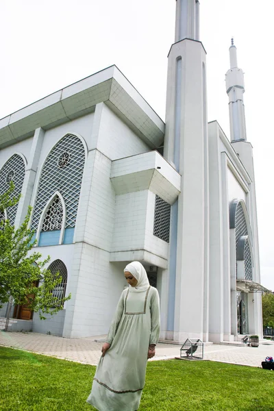 Muslimische Frau betet in Moschee — Stockfoto