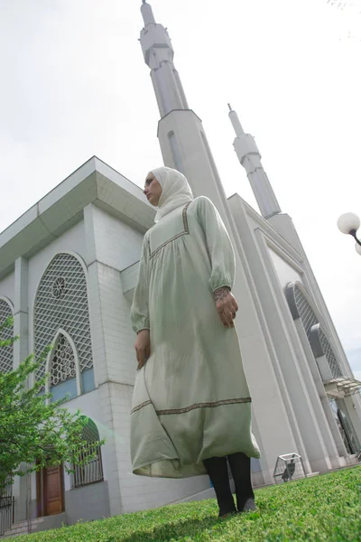 Muslimische Frau betet in Moschee — Stockfoto