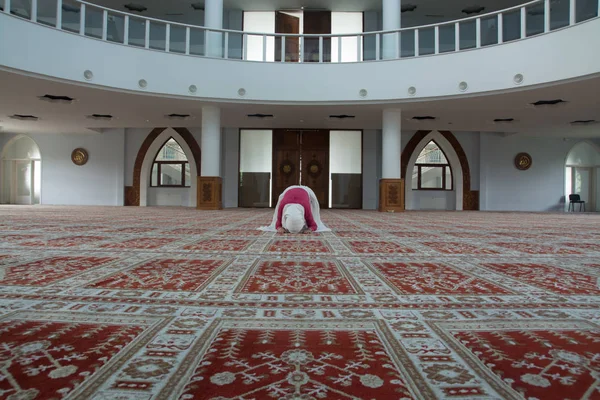 Müslüman kadın camide namaz kılıyor.