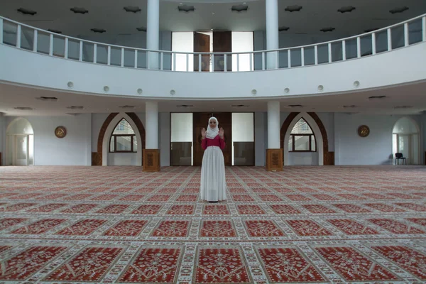 Müslüman kadın camide namaz kılıyor.