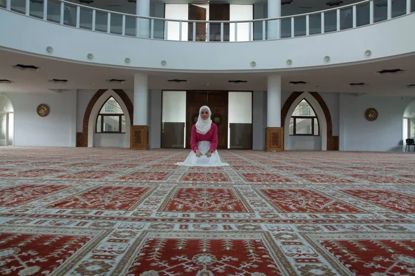 Müslüman kadın camide namaz kılıyor.