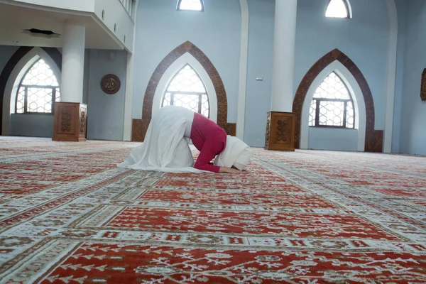 Müslüman kadın camide namaz kılıyor. — Stok fotoğraf